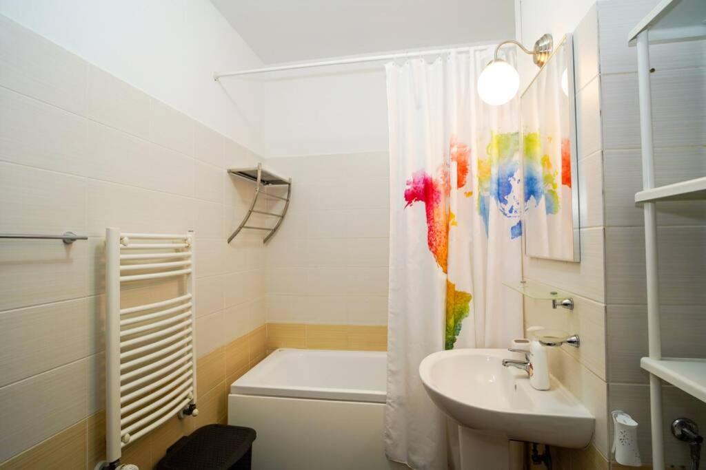 Sky Modern 1 Bedroom Apt W Free Parking Bukarest Kültér fotó