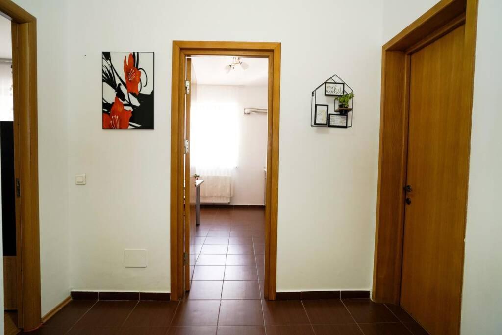Sky Modern 1 Bedroom Apt W Free Parking Bukarest Kültér fotó